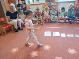 Na zahrádce pod jabloní