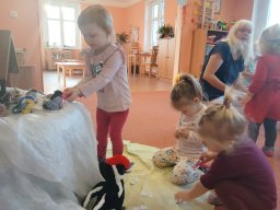 Letí, letí vrabeček, v zobáčku má drobeček