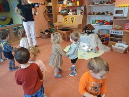 Letí, letí vrabeček, v zobáčku má drobeček