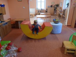 Letí, letí vrabeček, v zobáčku má drobeček