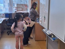 PŘEDŠKOLÁCI VE ŠKOLE NA NÁMĚSTÍ